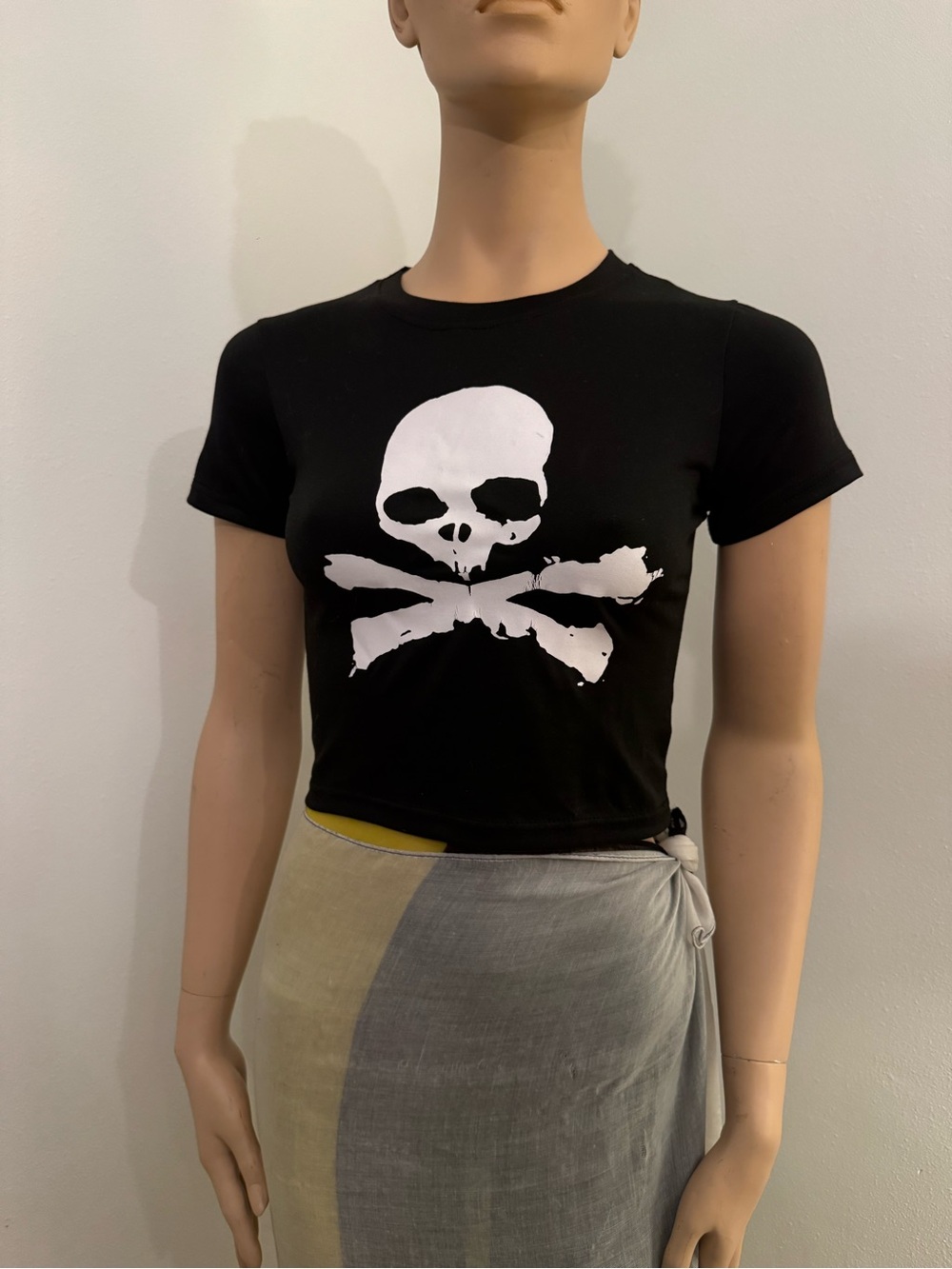 Black Skull Graphic Crop Tee